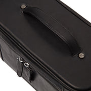Dettaglio ravvicinato of Classic Collar &amp; Heavy-Duty Zipper Hardware on Limone Full-Grain Leather Toiletry Bag da Donna