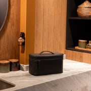Classic 100% Full-Grain leather Goods - Vista posteriore Showing Tailored Shoulder Fit &amp; Clean Hemline