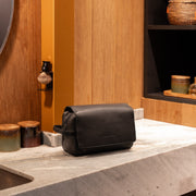 Classic 100% Full-Grain leather Goods - Vista posteriore Showing Tailored Shoulder Fit &amp; Clean Hemline