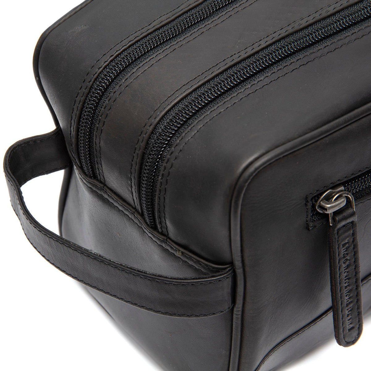 Dettaglio ravvicinato of Classic Collar &amp; Heavy-Duty Zipper Hardware on Stacey Full-Grain Leather Toiletry Bag da Donna