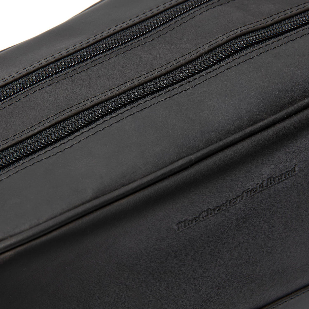 Tailored Rib Cuffs &amp; Hem Craftsmanship Construction Detail on Stacey Full-Grain Leather Toiletry Bag da Donna