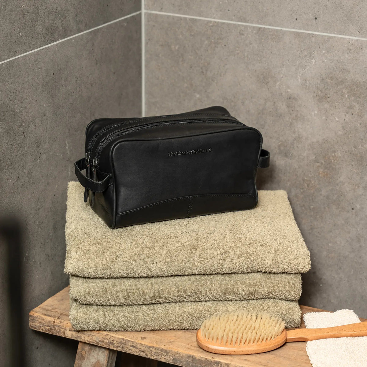 Classic 100% Full-Grain leather Goods - Vista posteriore Showing Tailored Shoulder Fit &amp; Clean Hemline