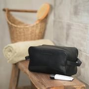 Stacey Full-Grain Leather Toiletry Bag da Donna - Lateral Side Profile View Showing Sleeve Cut &amp; Athletic Taper Fit