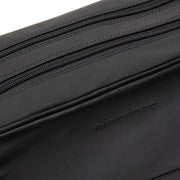 Dettaglio ravvicinato of Classic Collar &amp; Heavy-Duty Zipper Hardware on Stefan Full-Grain Leather Toiletry Bag da Donna