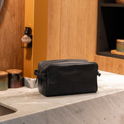 Classic 100% Full-Grain leather Goods - Vista posteriore Showing Tailored Shoulder Fit &amp; Clean Hemline