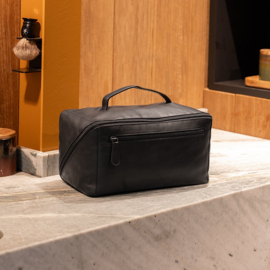 Classic 100% Full-Grain leather Goods - Vista posteriore Showing Tailored Shoulder Fit &amp; Clean Hemline