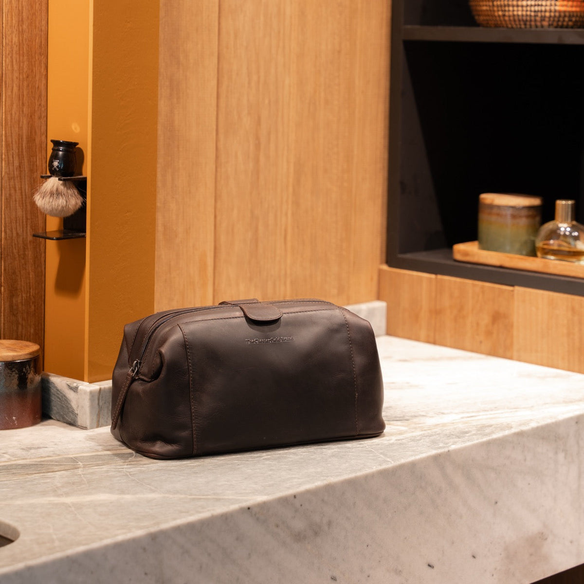 Styled Fit Perspective of Vince Full-Grain Leather Toiletry Bag da Donna on Model - Natural Daylight Drape