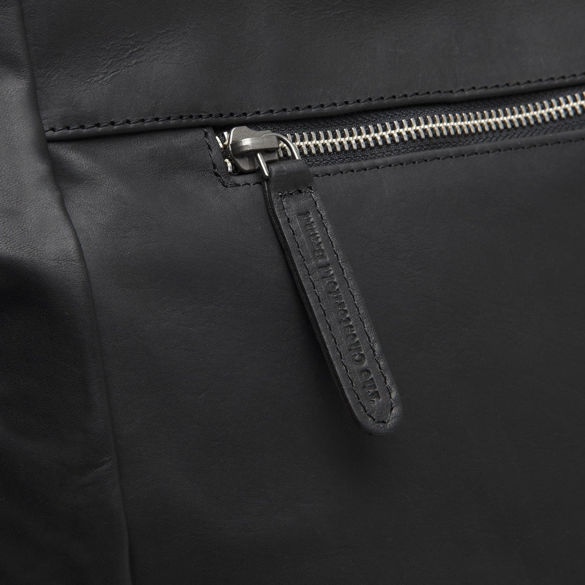 Solid Antique Brass Hardware &amp; Heavy-Duty Dual Zipper Detail on Berlin Full-Grain Leather Tote Bag da Donna