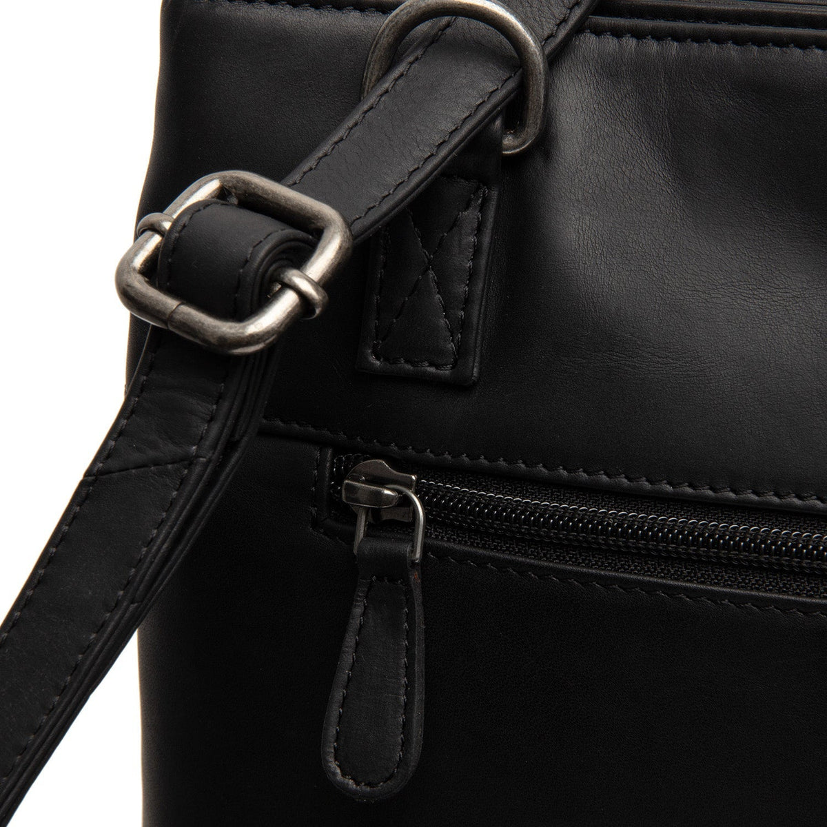 
Solid Antique Brass Hardware & Heavy-Duty Dual Zipper Detail on Raynor Borsa tote in pelle pieno fiore