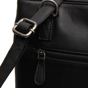 
Solid Antique Brass Hardware & Heavy-Duty Dual Zipper Detail on Raynor Borsa tote in pelle pieno fiore