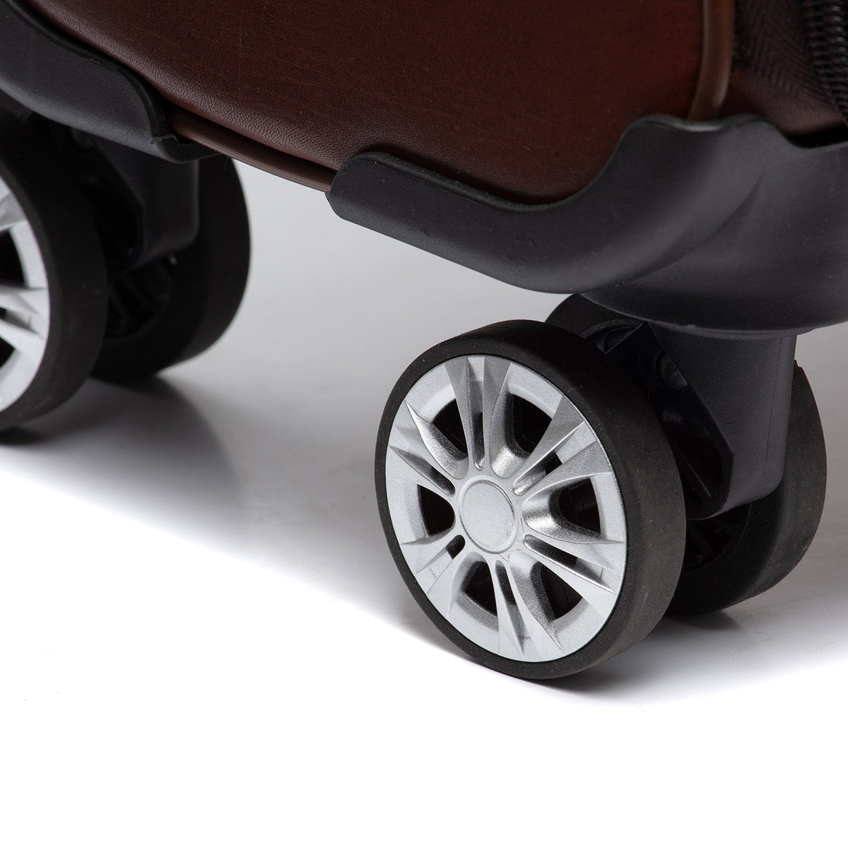 
Prospettiva indossata di Leather Trolley San Marino da Donna da Donna su modello - Drappeggio naturale alla luce del giorno