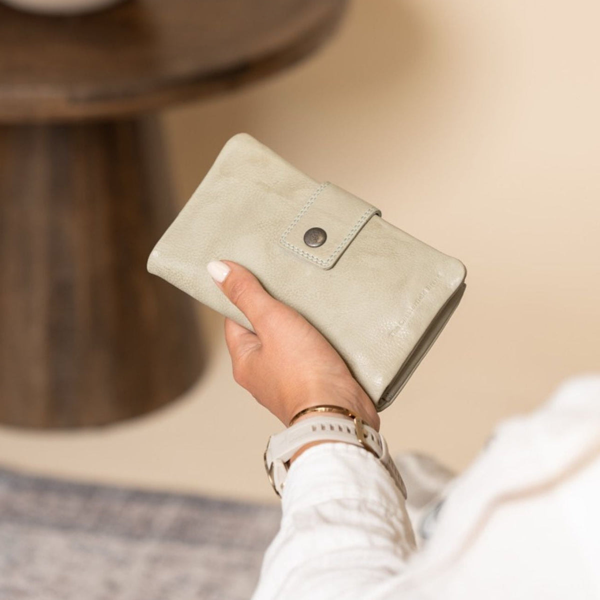 
Classic 100% Full-Grain leather Wallet - Prospettiva posteriore con spallacci in pelle rinforzati