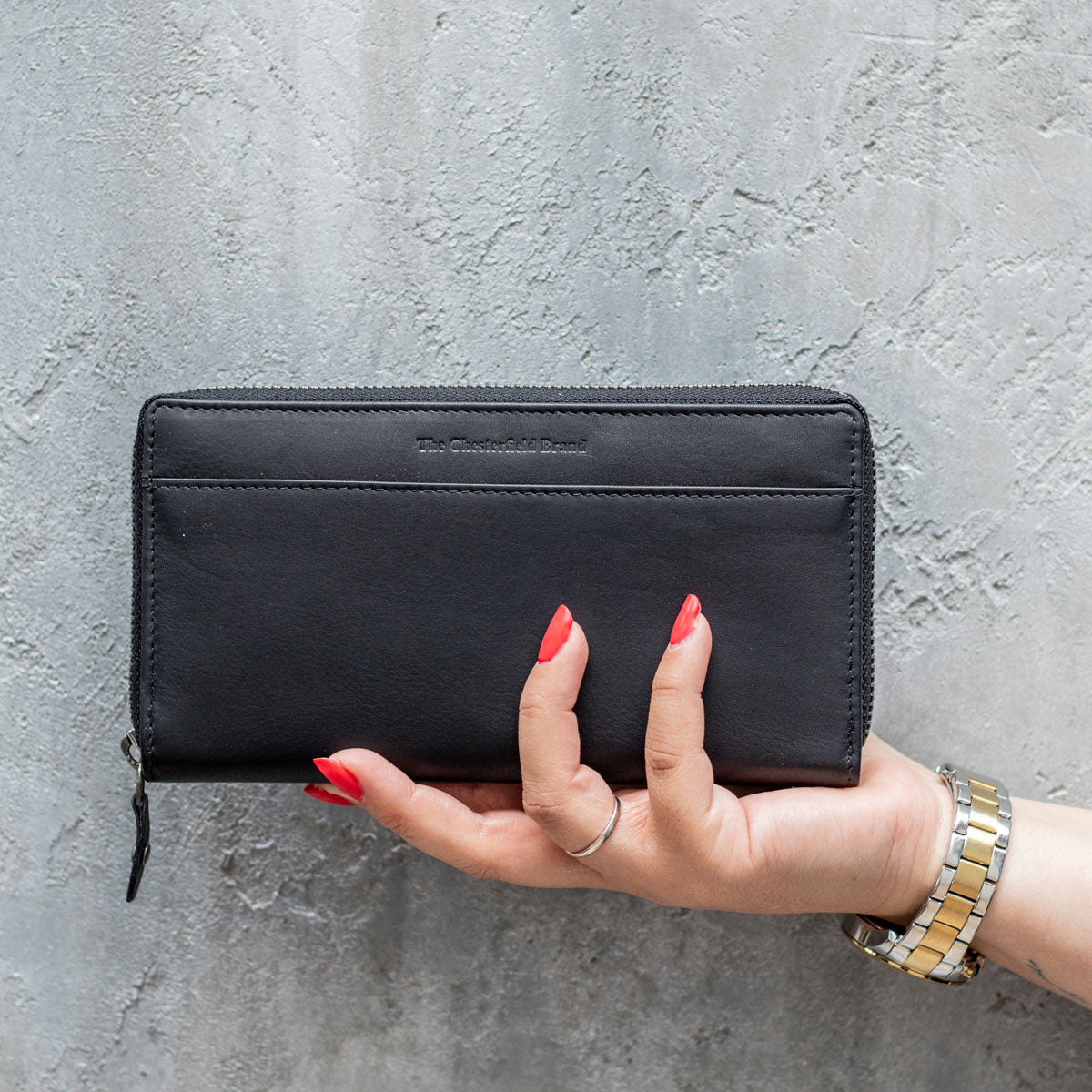 
Classic 100% Full-Grain leather Wallet - Prospettiva posteriore con spallacci in pelle rinforzati