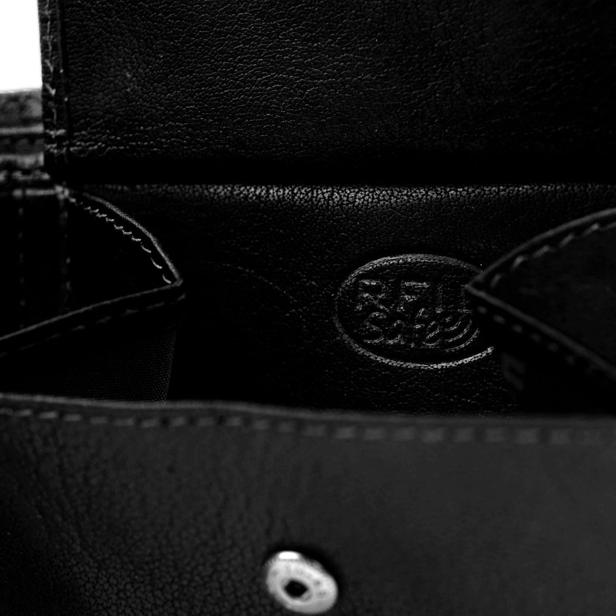 Solid Antique Brass Hardware &amp; Heavy-Duty Dual Zipper Detail on Harlem Full-Grain Portafoglio in Pelle da Uomo
