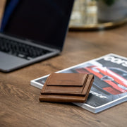 
Classic 100% Full-Grain leather Wallet - Prospettiva posteriore con spallacci in pelle rinforzati