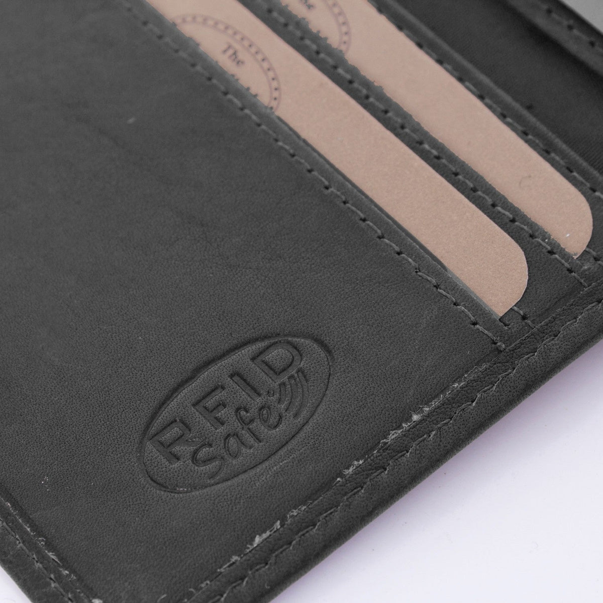 Solid Antique Brass Hardware &amp; Heavy-Duty Dual Zipper Detail on Hereford Full-Grain Portafoglio in Pelle da Uomo
