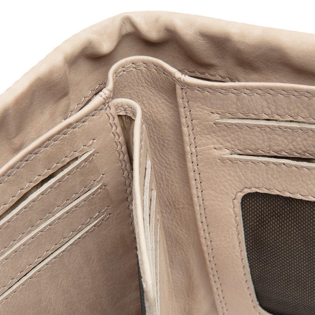Solid Antique Brass Hardware &amp; Heavy-Duty Dual Zipper Detail on Mavona Full-Grain Portafoglio in Pelle da Donna