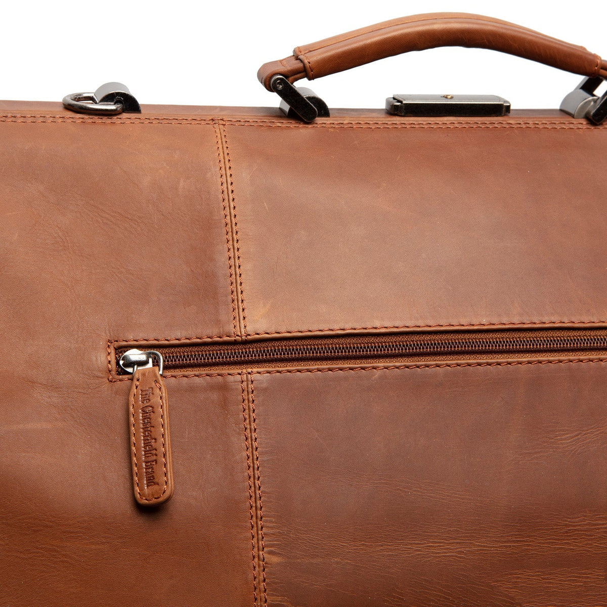 Solid Antique Brass Hardware &amp; Heavy-Duty Dual Zipper Detail on Corfu Full-Grain Leather Weekender Bag da Donna