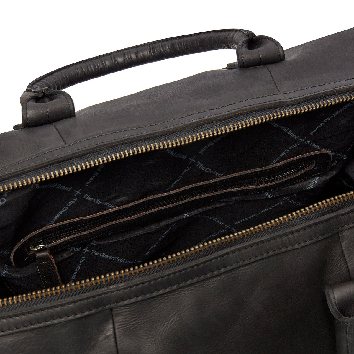 Solid Antique Brass Hardware &amp; Heavy-Duty Dual Zipper Detail on Portsmouth Full-Grain Leather Weekender Bag da Donna