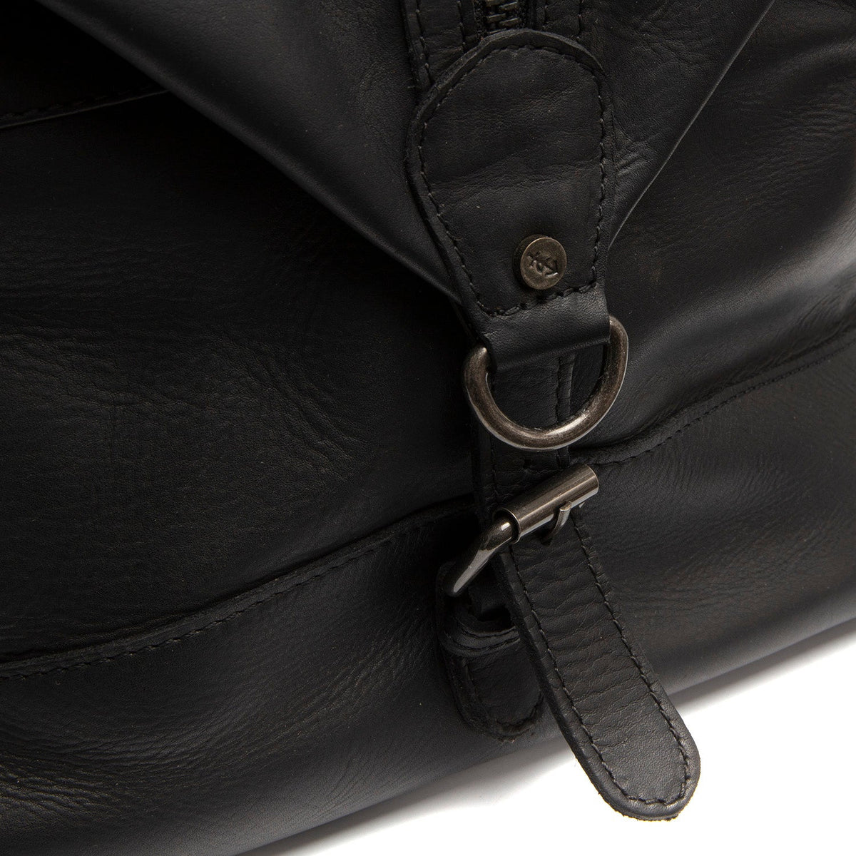 
Solid Antique Brass Hardware & Heavy-Duty Dual Zipper Detail on Portsmouth II Borsone da weekend in pelle pieno fiore