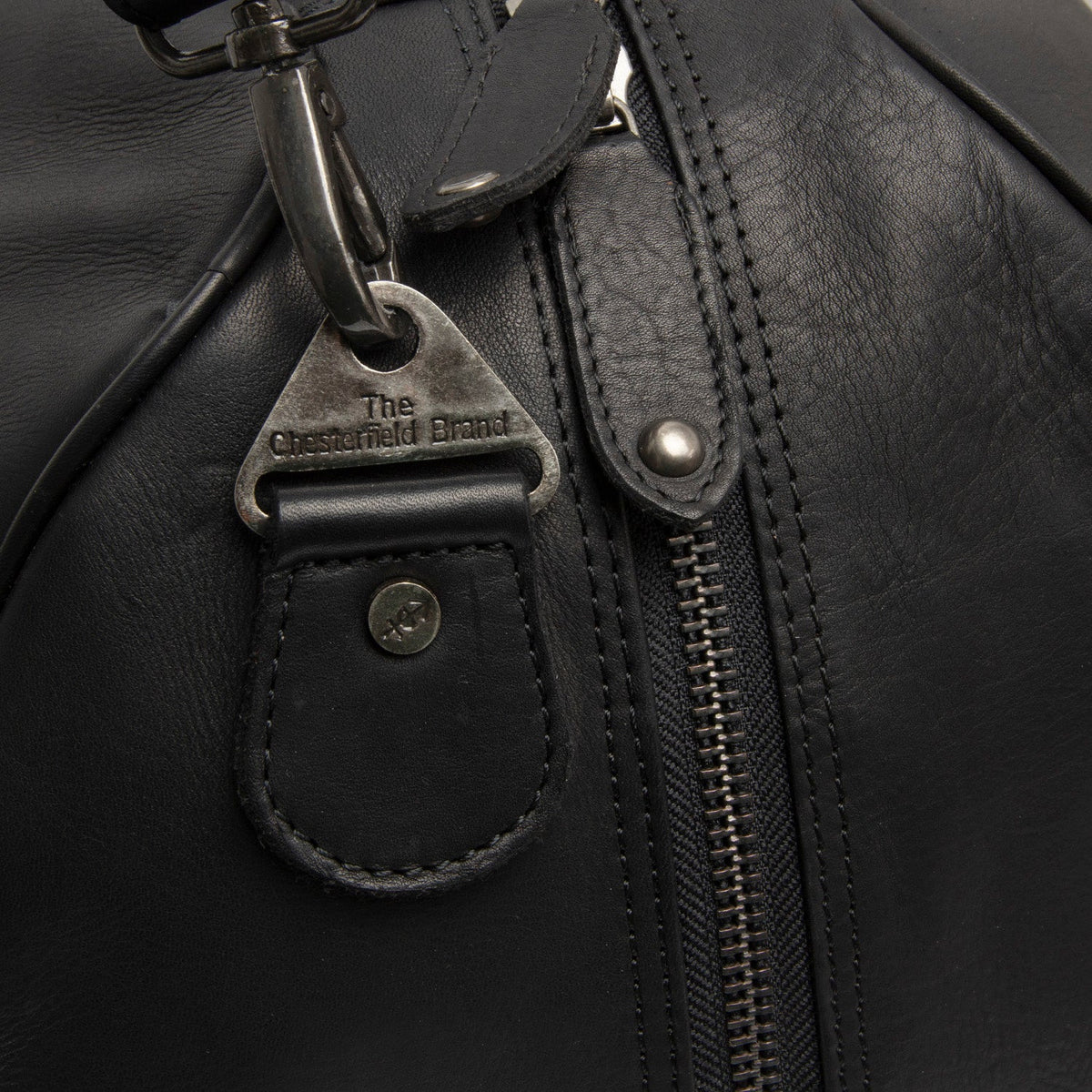 Solid Antique Brass Hardware &amp; Heavy-Duty Dual Zipper Detail on Rivaro Full-Grain Leather Weekender Bag da Donna