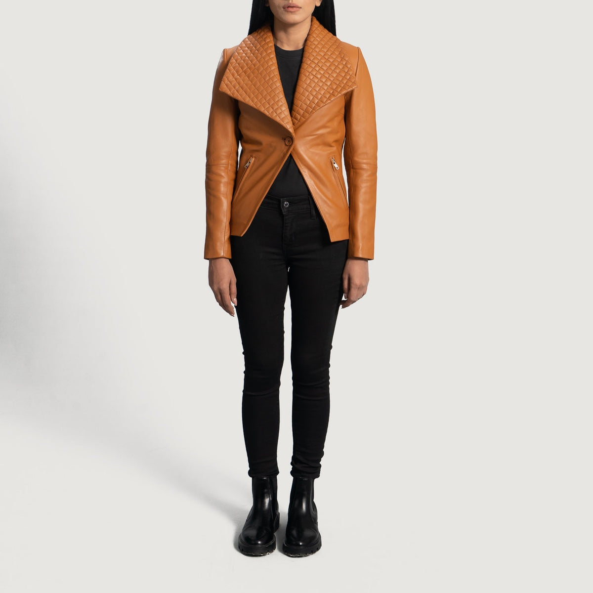 Dettaglio ravvicinato of Notch &amp; Button Hardware on Women's Lee Cuoio Marrone Blazer in Pelle in Pelle da Donna