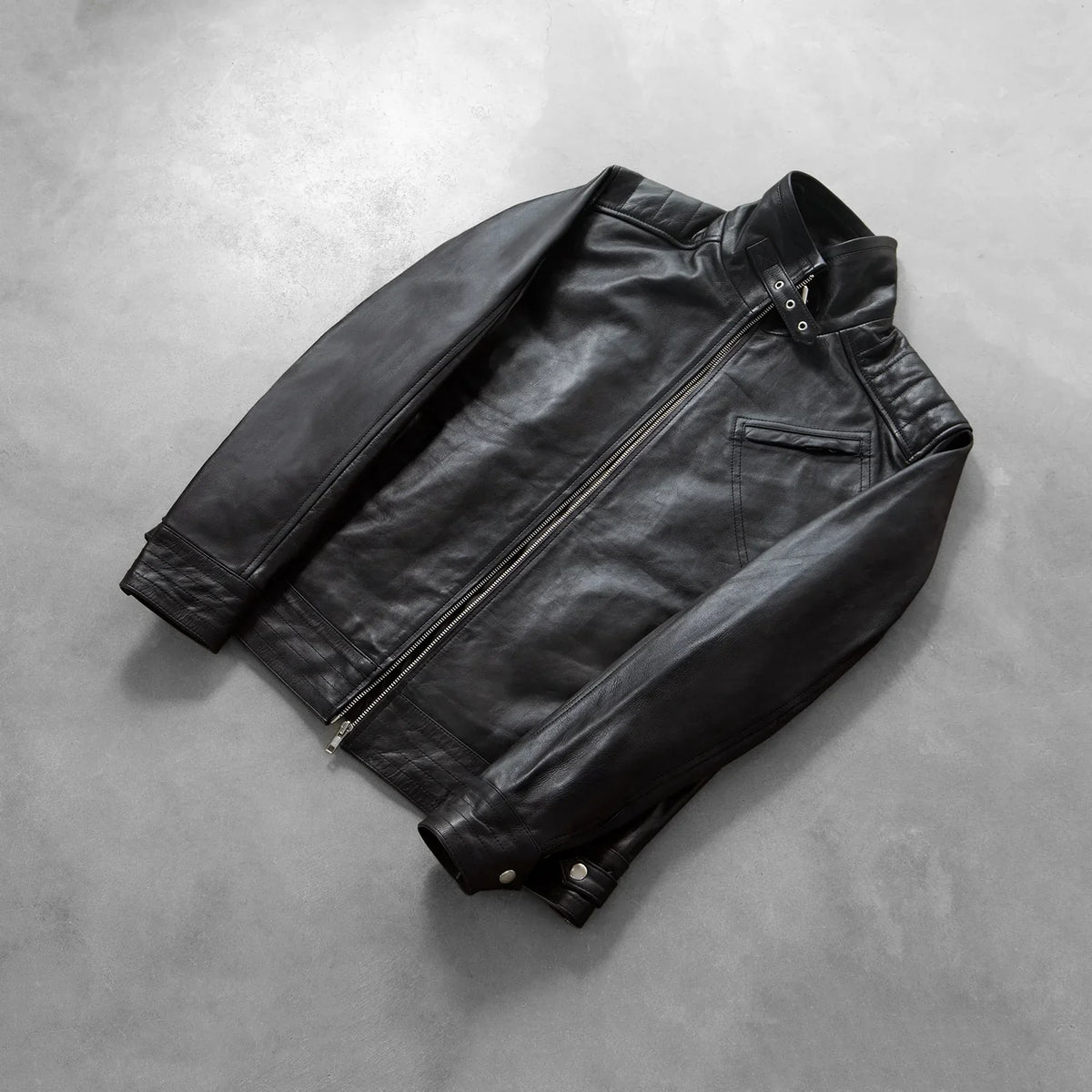 Button &amp; Hem Craftsmanship Construction Detail on Men's Legacy Nero Giacca Biker in Pelle da Uomo