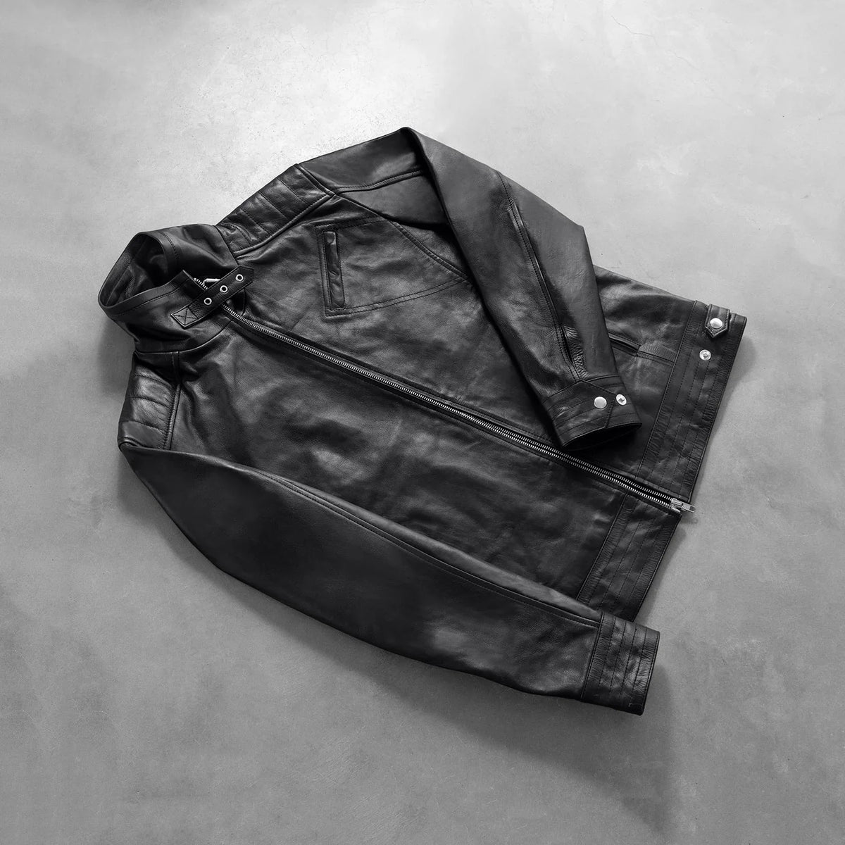 Styled Fit Perspective of Men's Legacy Nero Giacca Biker in Pelle da Uomo on Model - Natural Daylight Drape
