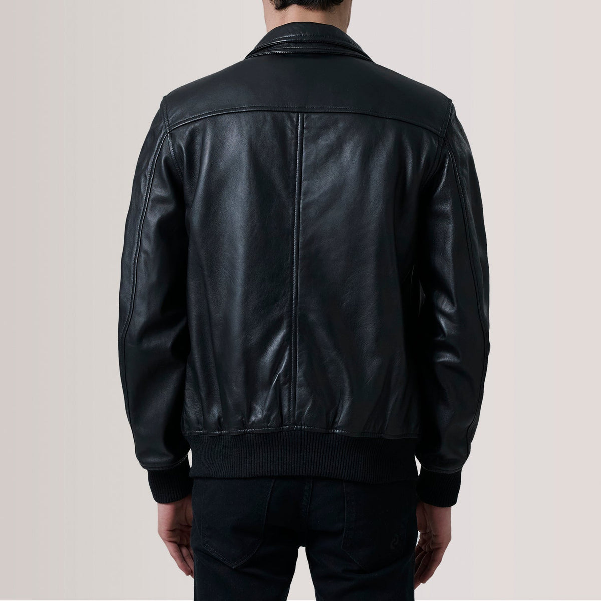 Dettaglio ravvicinato of Classic Collar &amp; Zipper Hardware on Lester Marrone Suede Bomber in Pelle da Uomo For Men