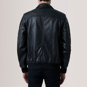 Dettaglio ravvicinato of Classic Collar &amp; Zipper Hardware on Lester Marrone Suede Bomber in Pelle da Uomo For Men