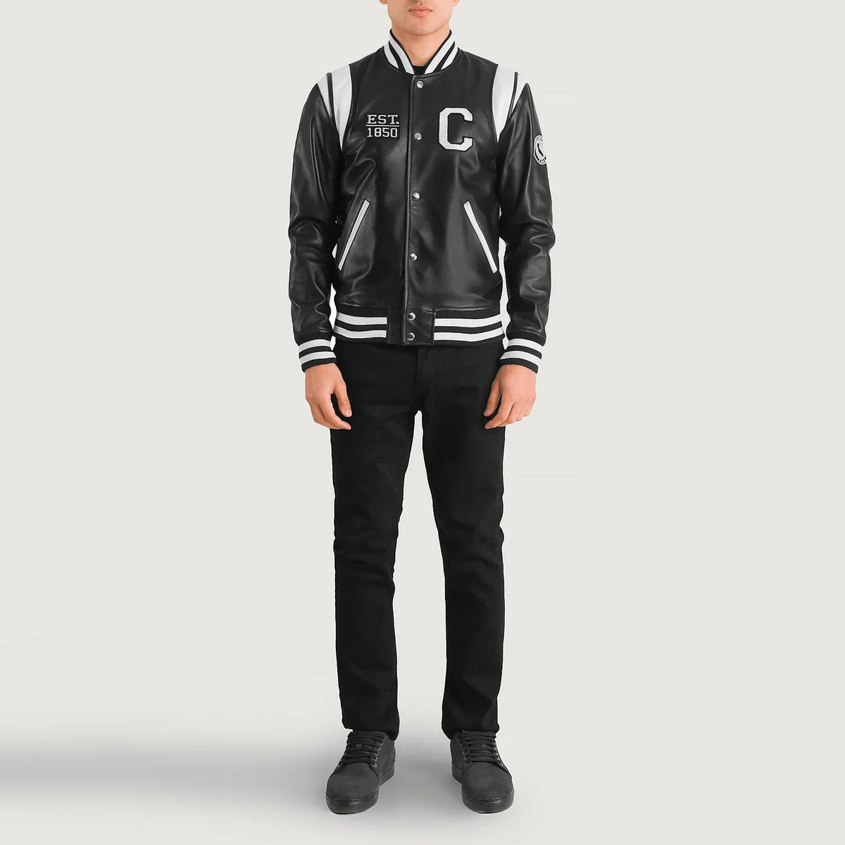 
Liberte California Nero Leather Varsity Giacca in Pelle da Uomo - Vista laterale che mostra il taglio ergonomico delle maniche