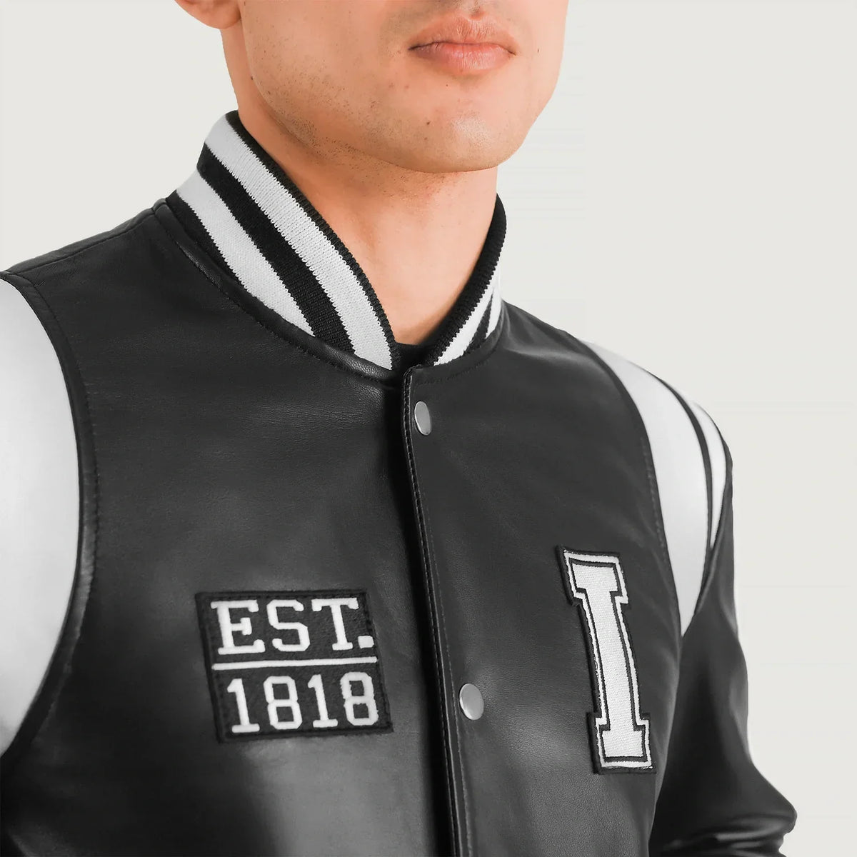 Dettaglio ravvicinato of Varsity &amp; Snap Button Hardware on Liberte Illinois Nero Leather Varsity Giacca in Pelle da Uomo