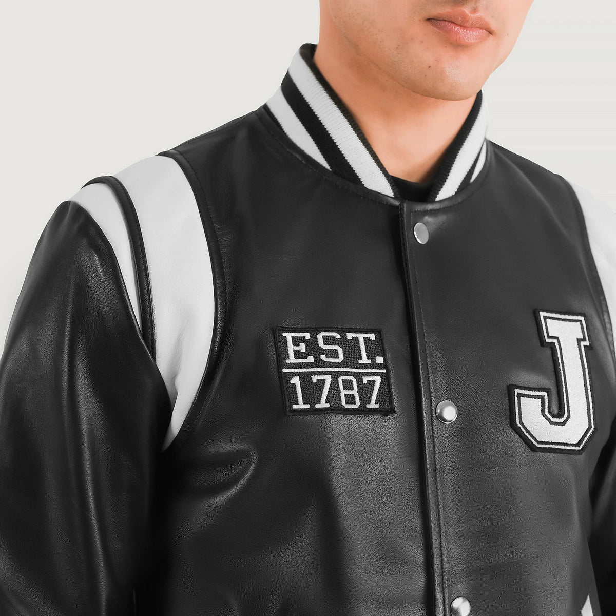 Dettaglio ravvicinato of Varsity &amp; Snap Button Hardware on Liberte New Jersey Nero Leather Varsity Giacca in Pelle da Uomo