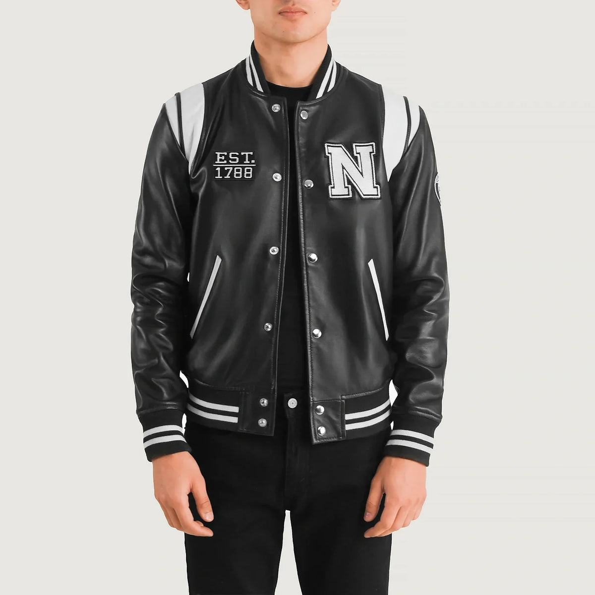 
Liberte New York Nero Leather Varsity Giacca in Pelle da Uomo in Black & White Sheepskin Leather - Vista frontale e silhouette sartoriale | Acquista online