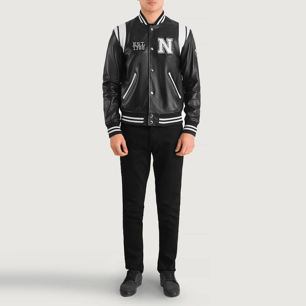 
Liberte New York Nero Leather Varsity Giacca in Pelle da Uomo - Vista laterale che mostra il taglio ergonomico delle maniche
