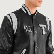 Dettaglio ravvicinato of Varsity &amp; Snap Button Hardware on Liberte Texas Nero Leather Varsity Giacca in Pelle da Uomo