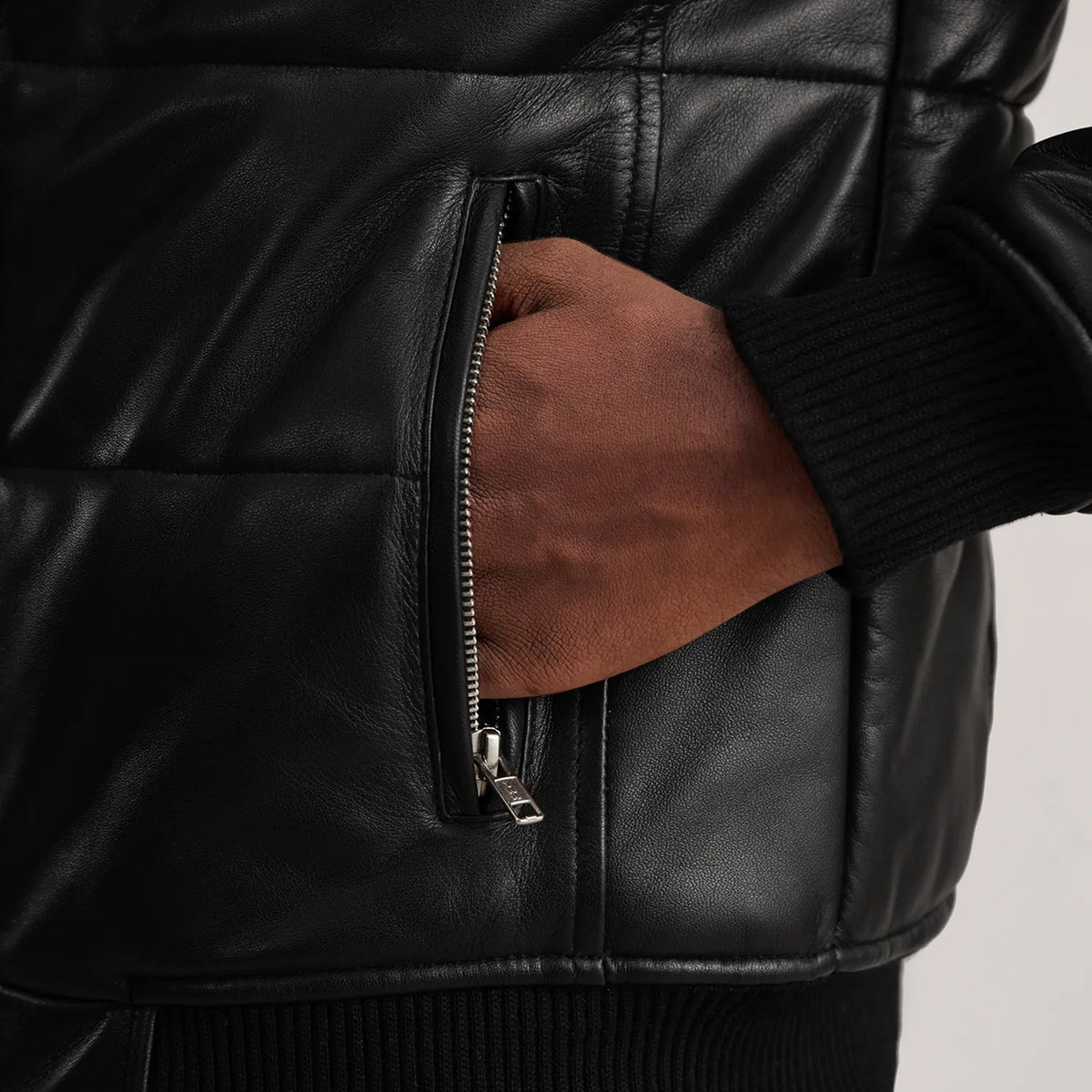 Vista interna Showing Polyester Lining &amp; Dual Inside Utility Storage Pockets