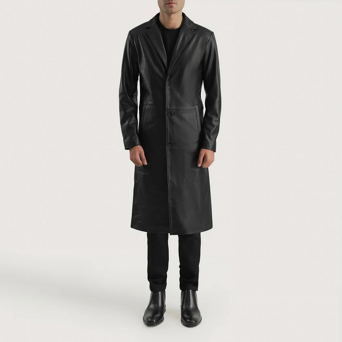 
Mateo Black Leather Single Breasted Coat - Vista laterale che mostra il taglio ergonomico delle maniche