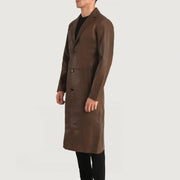 
Prospettiva indossata di Mateo Black Leather Single Breasted Coat su modello - Drappeggio naturale alla luce del giorno