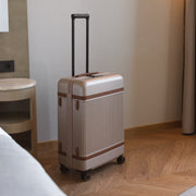 Classic 100% Full-Grain leather Goods - Vista posteriore Showing Tailored Shoulder Fit &amp; Clean Hemline