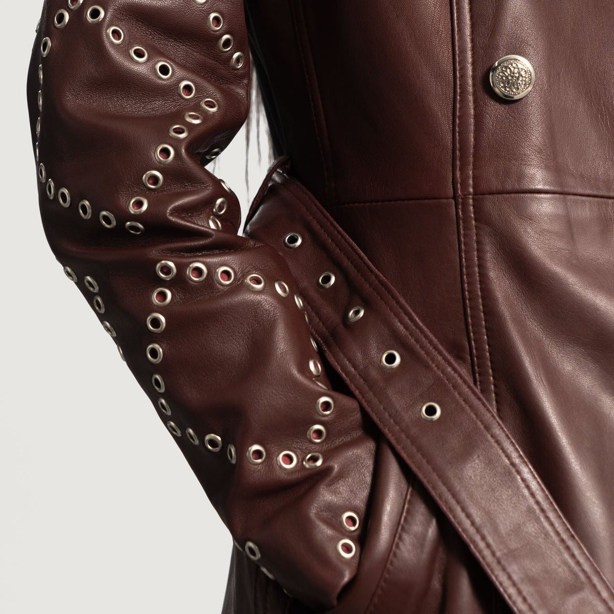 Dettaglio ravvicinato of Notch &amp; Button &amp; Waist belt Hardware on Women's Missoni Bordeaux Trench in Pelle da Donna