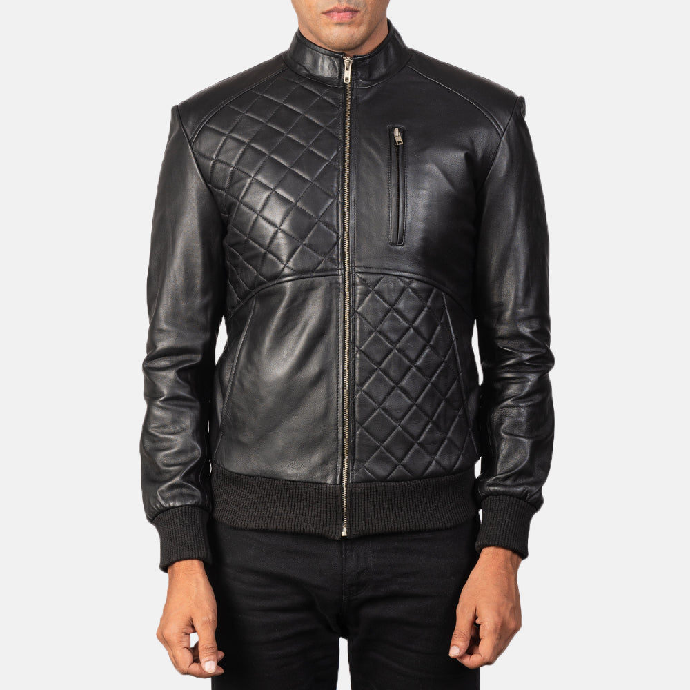 Dettaglio ravvicinato of Band &amp; Zipper Hardware on Moda Black Leather Bomber Jacket