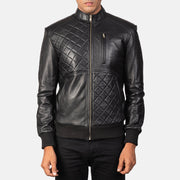 Dettaglio ravvicinato of Band &amp; Zipper Hardware on Moda Black Leather Bomber Jacket