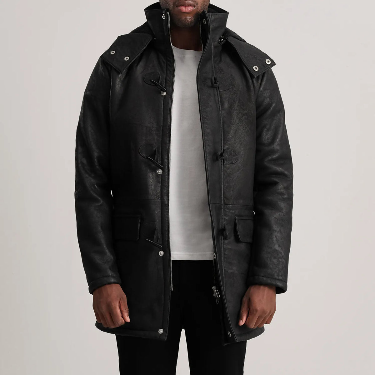 Nolan Black Snuffed Leather Duffle Coat in Distressed Black Sheepskin Snuffed - Vista frontale e linea su misura | Acquista online