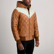 
Prospettiva indossata di Norman Tan Hooded Bomber Leather Puffer Jacket su modello - Drappeggio naturale alla luce del giorno