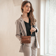 Classic 100% Full-Grain leather Goods - Vista posteriore Showing Tailored Shoulder Fit &amp; Clean Hemline