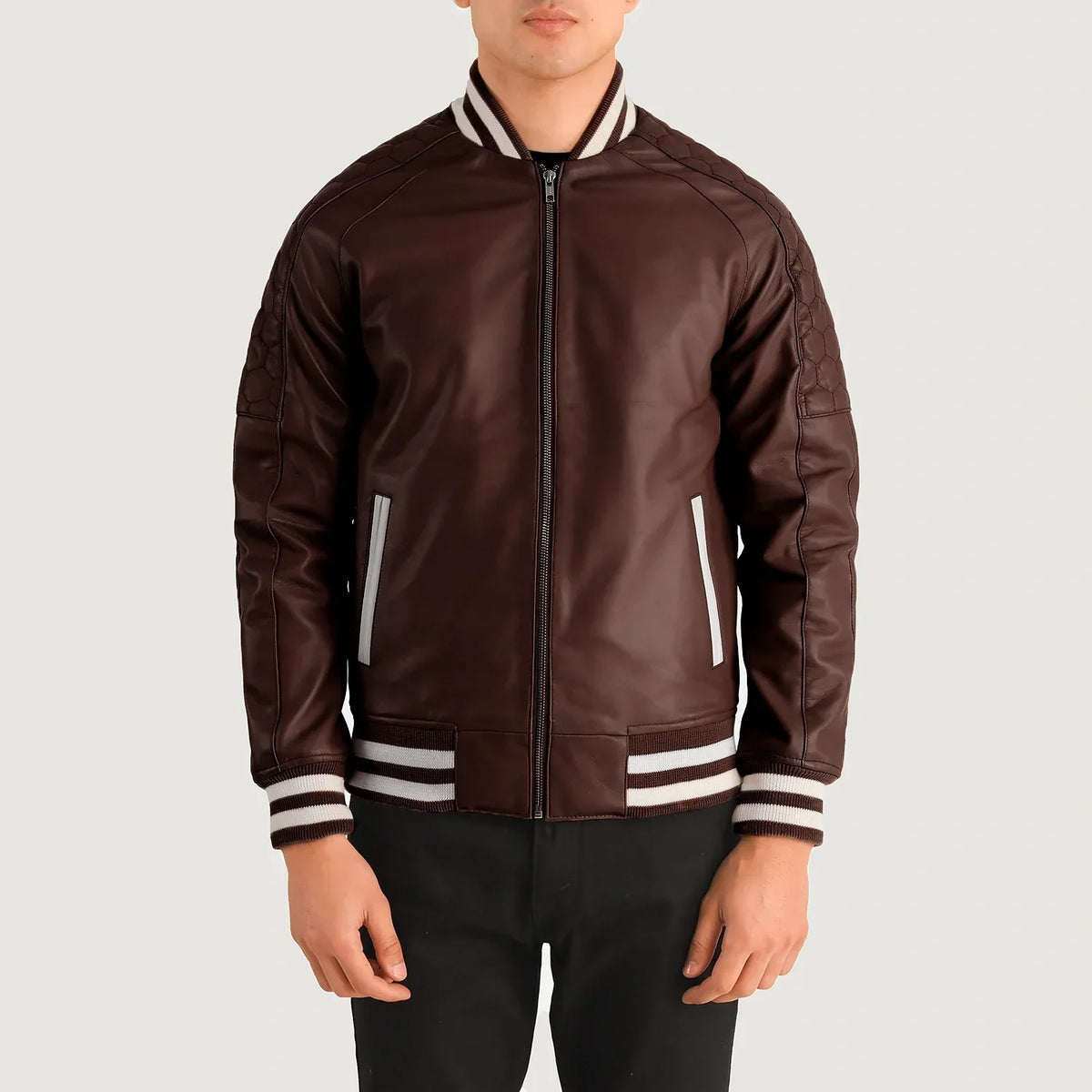 Dettaglio ravvicinato of Varsity collar &amp; Zipper Hardware on Pascal Bordeaux Leather Varsity Giacca in Pelle da Uomo