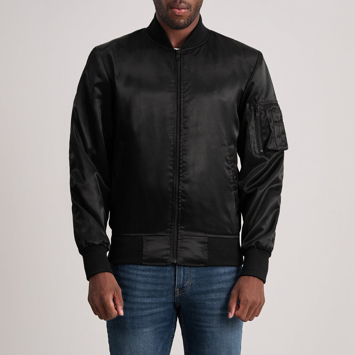 
Quinton MA-1 Nero Bomber in Pelle da Uomo in Black Satin - Vista frontale e silhouette sartoriale | Acquista online