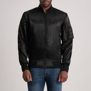 
Quinton MA-1 Nero Bomber in Pelle da Uomo in Black Satin - Vista frontale e silhouette sartoriale | Acquista online