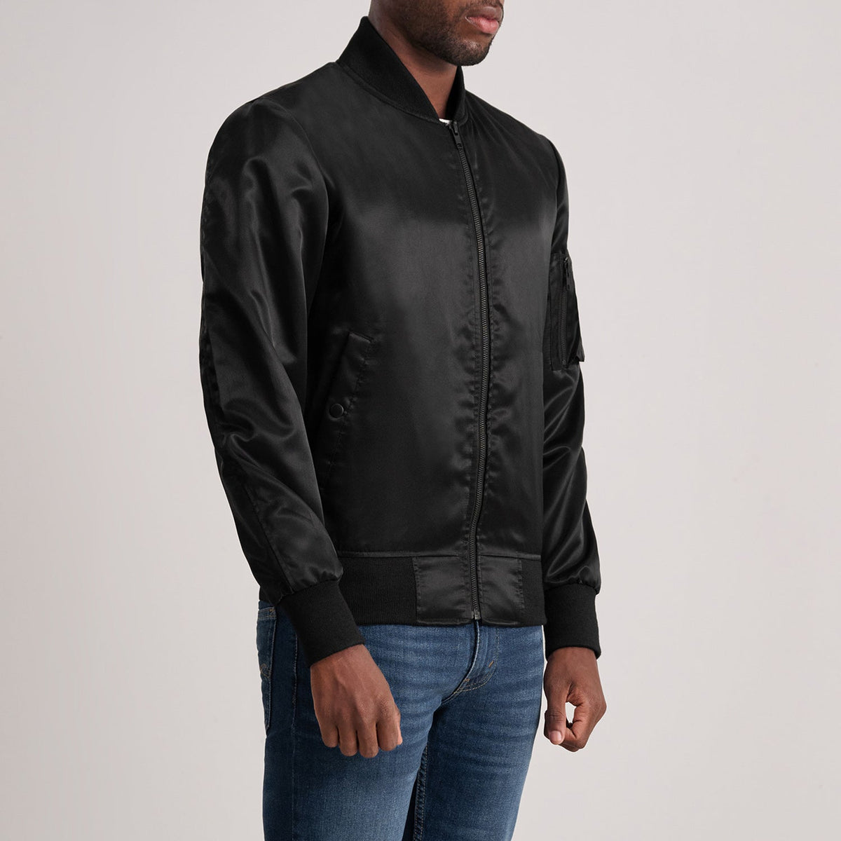 
Black Satin Bomber Jacket - Vista posteriore con spalle definite e orlo pulito